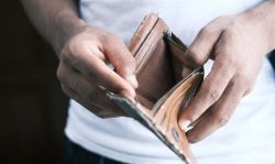 Famílias voltam a ter endividamento e inadimplência recorde em abril