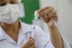 Vacina bivalente contra a covid é disponibilizada para todos acima de 18 anos