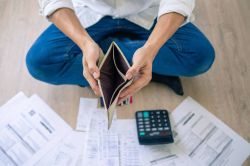 Banco Central eleva taxa de juros e aumenta aperto financeiro à população e empresas