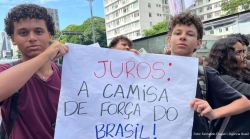 Trabalhadores e estudantes se unem contra juros altos em frente à sede do Banco Central