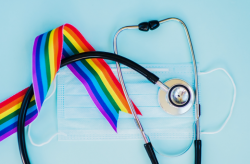 População LGBTQIA+ ainda enfrenta barreiras e discriminação no acesso à saúde