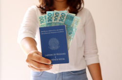 Salário mínimo terá quarto aumento real seguido após superar fase 'menor abandonado' Salário mínimo terá quarto aumento real seguido após superar fase 'menor abandonado'