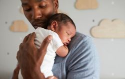 Licença-paternidade de 20 dias é aprovada no Senado e vai à sanção presidencial