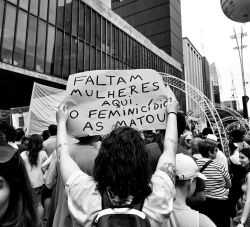 “Parem de nos matar”: mulheres vão às ruas contra a violência no 8 de Março “Parem de nos matar”: mulheres vão às ruas contra a violência no 8 de Março