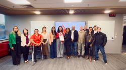 Representantes dos funcionários do Santander entregam minuta de reivindicações ao banco após encontro nacional